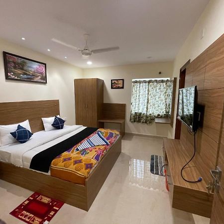 Srilakshmitulasiresidency Hotel Tirupati Bagian luar foto