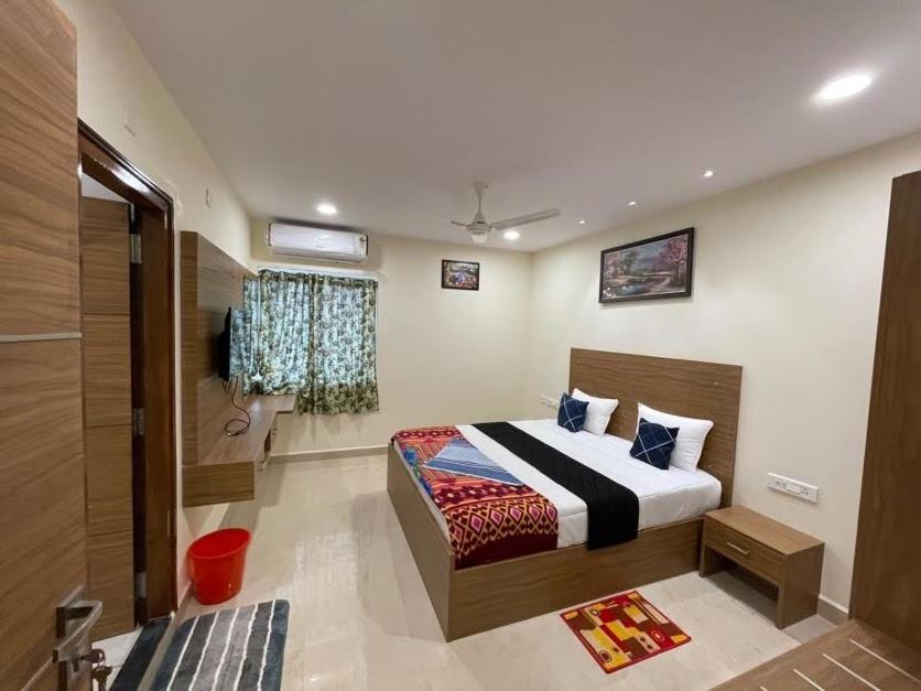 Srilakshmitulasiresidency Hotel Tirupati Bagian luar foto
